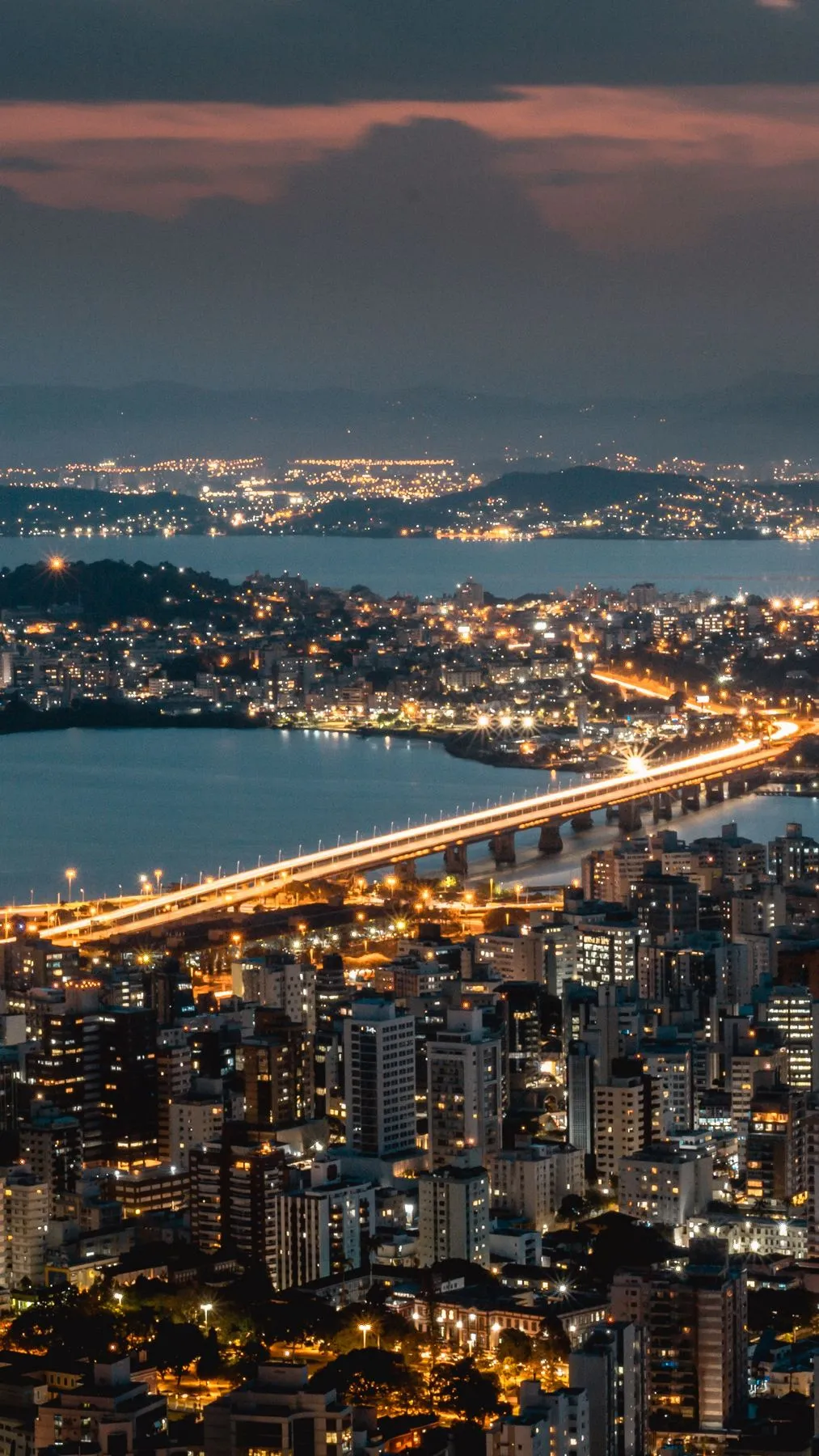 Florianópolis de noche, con los puentes que unen la isla al continente
