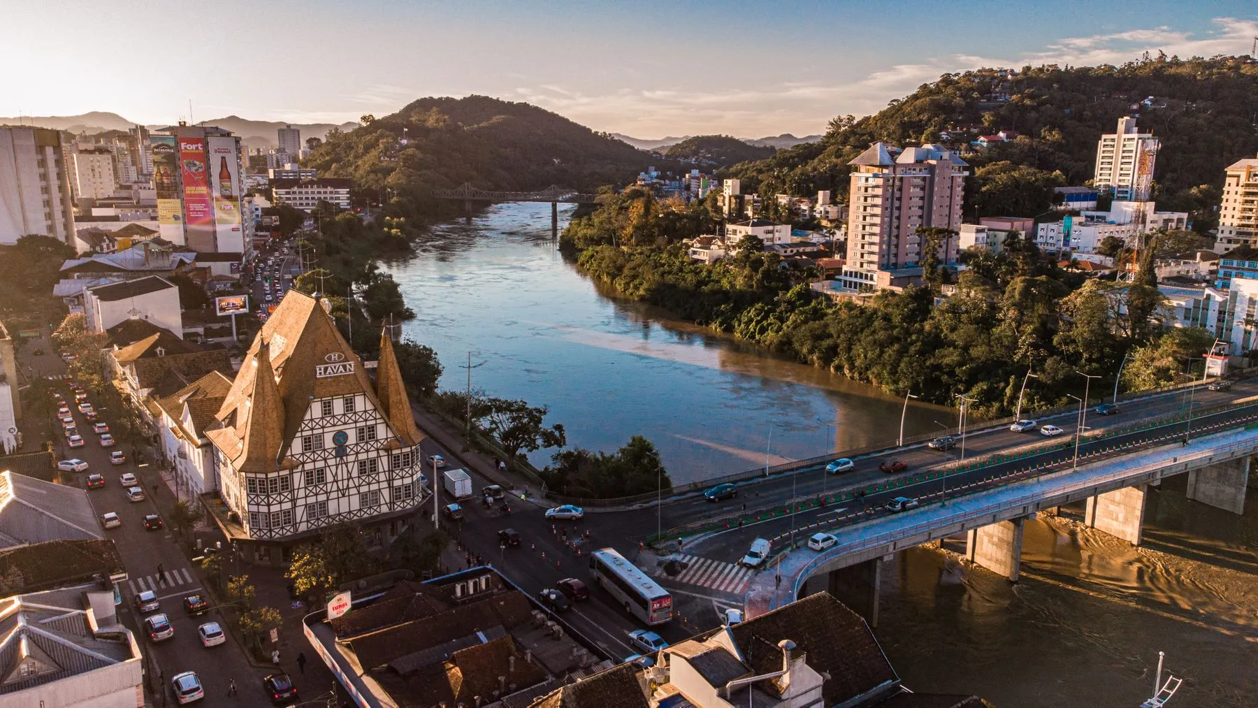 El centro de Blumenau desde el aire, con sus casas de estilo alemán y el río Itajaí