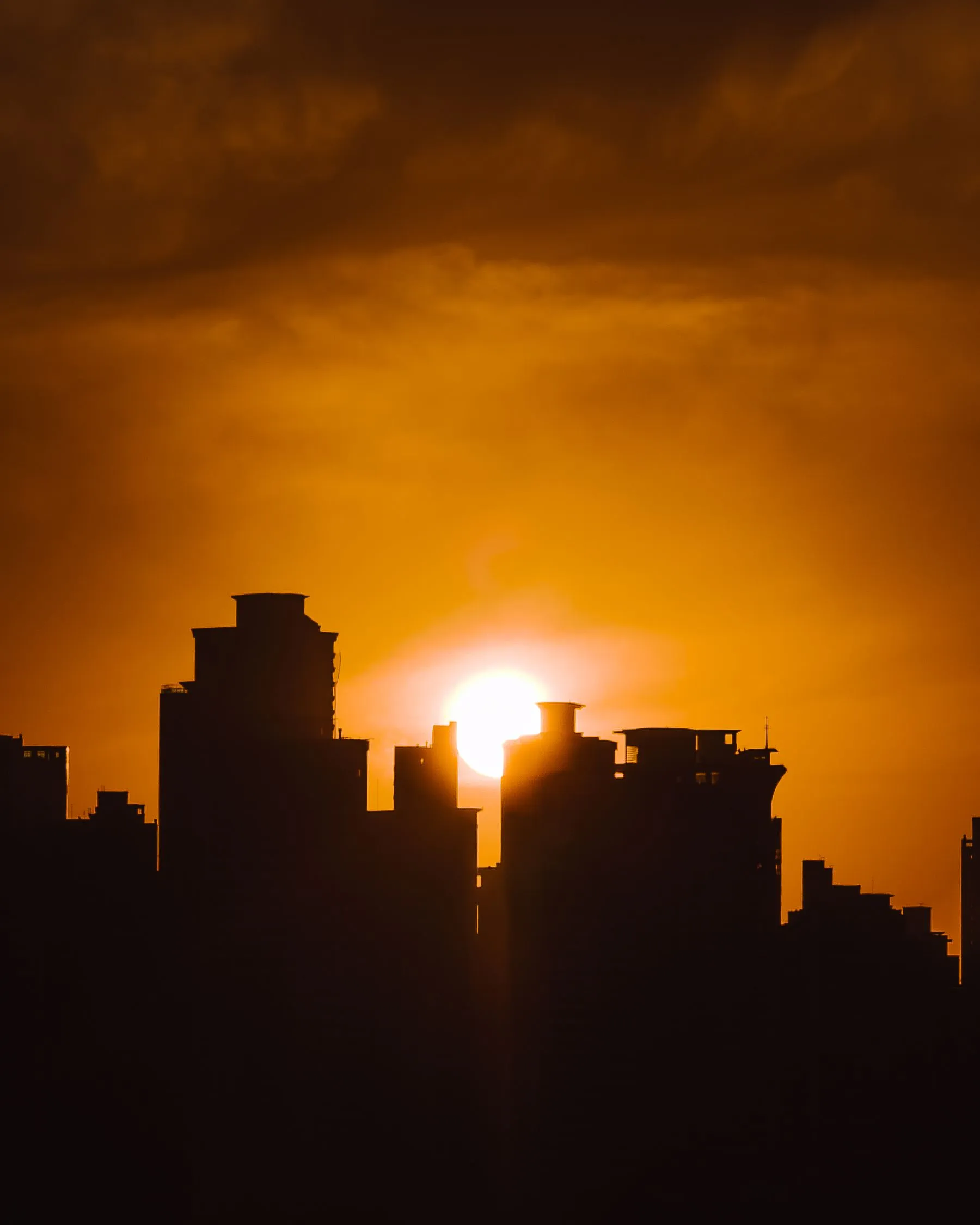 Los rascacielos de Balneário Camboriú recortados contra el atardecer